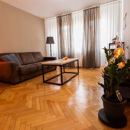 Cosy 2-Bedroom Flat - Fully Equipped Resicabánya Kültér fotó